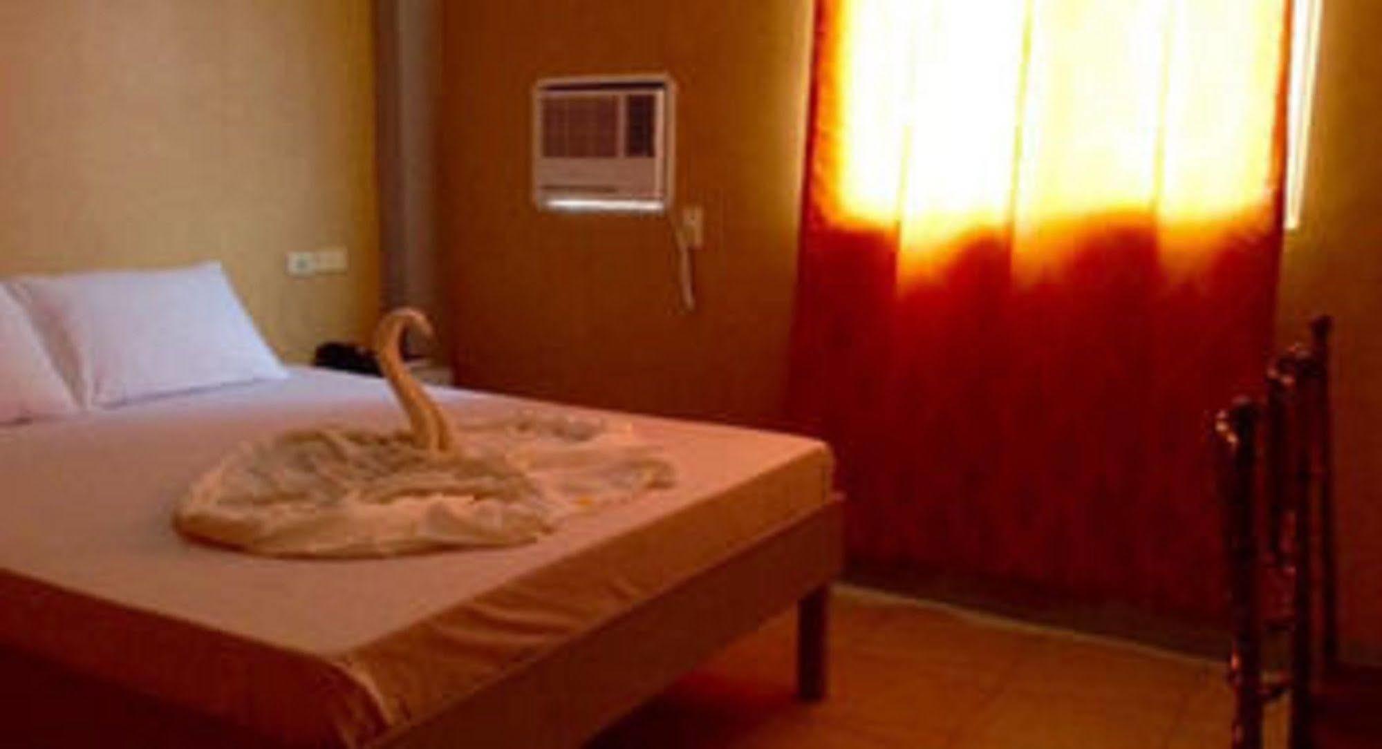 Ukl Ever Resort Hotel Laoag Kültér fotó