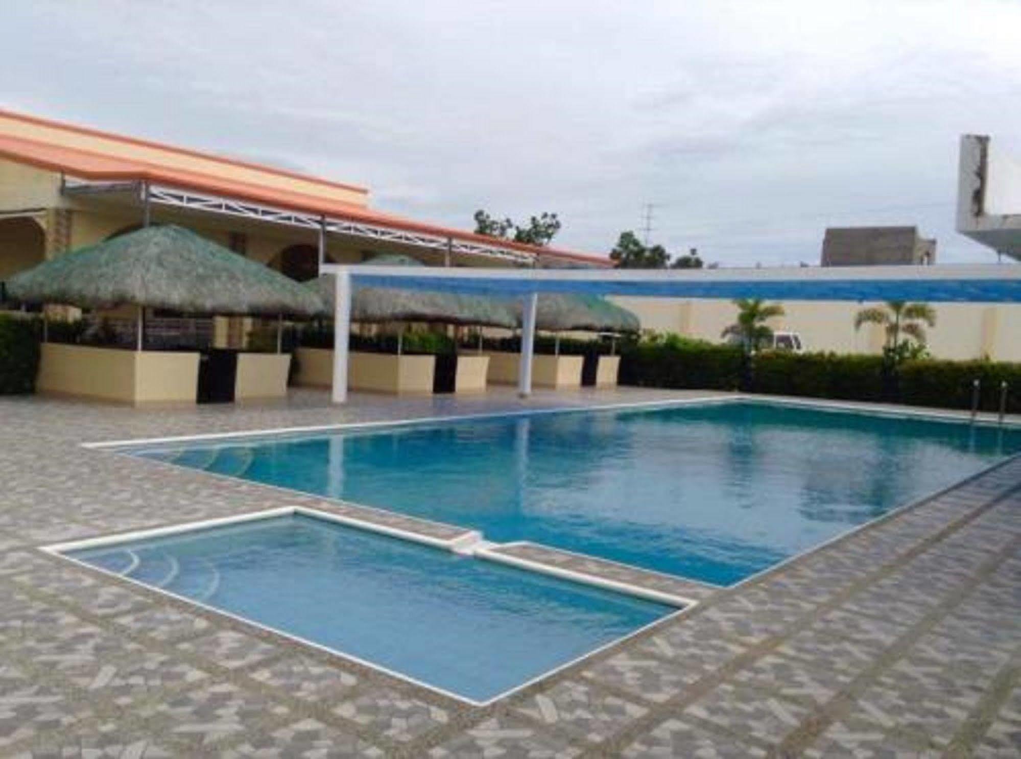 Ukl Ever Resort Hotel Laoag Kültér fotó